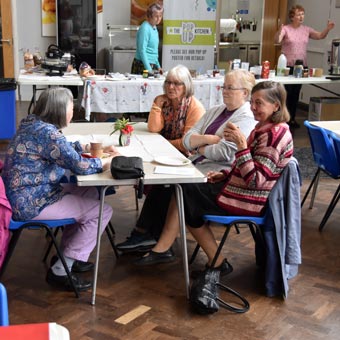 Lis, Pippa, Gerry and Annelie<br />
In the background Sheila is telling a fishy tale!